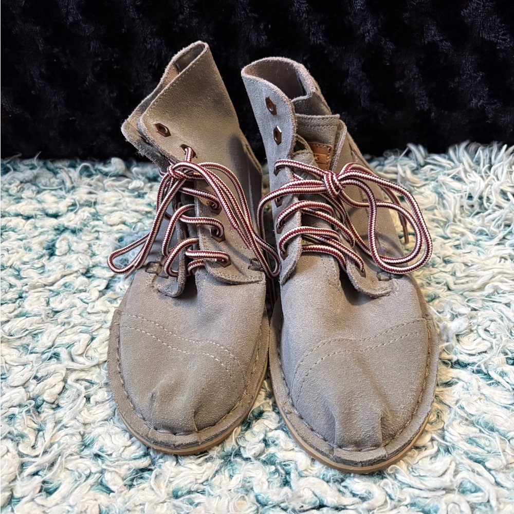 Tom’s lace up shoe